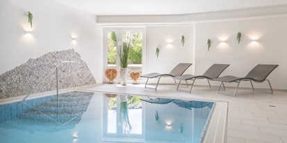 Wanderurlaub - Allgäu - Faulenzen erlaubt
Genießen Sie die Leichtigkeit in unserem 9 x 5 Meter neu designten Pool mit Gegenstromanlage. Dieser hat eine Tiefe von 1,45 Meter und hat im Sommer zwischen 25 und 27 Grad und im Winter zwischen 26 und 28 Grad. Handtücher liegen im Poolbereich aus. Separate Damen- und Herrendusche vorhanden sowie ausreichende Poolliegen zum Entspannen. Die Pforten sind von 07.00 bis 12.00 Uhr und von 13.00 bis 20.00 Uhr für Sie geöffnet.  - Hotel Garni Gerberhof Adults only 15 plus