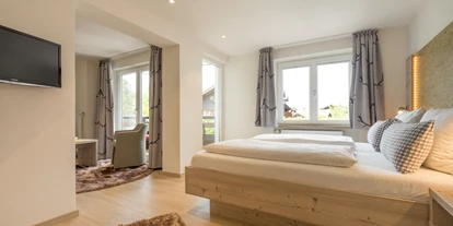 Wanderurlaub - Allgäu - Unsere Doppelzimmer Enzian (22-26m²) verfügen über ein Doppelbett 180x200cm mit separaten Bandscheibenmatratzen, Sitzecke, Schreibtisch, West oder Nordbalkon, TV mit integriertem Radio, Kühlschrank, Safe, Telefon, Föhn, Dusche, WC und kostenloses W-LAN. - Hotel Garni Gerberhof Adults only 15 plus