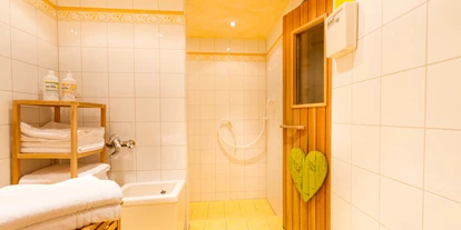 Wanderurlaub - Allgäu - Schwitzen erlaubt
Unsere kleine, aber feine Sauna ist täglich von 08.00 - 12.00 Uhr und von 13.00 - 20.00 Uhr für Sie geöffnet.
Platzmöglichkeit für 2-3 Personen sitzend.
Handtücher liegen in der Sauna aus. - Hotel Garni Gerberhof Adults only 15 plus