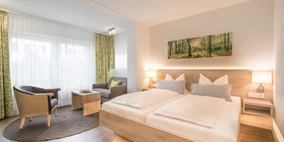 Wanderurlaub - Allgäu - Unsere Doppelzimmer Enzian (22-26m²) verfügen über ein Doppelbett 180x200cm mit separaten Bandscheibenmatratzen, Sitzecke, Schreibtisch, West oder Nordbalkon, TV mit integriertem Radio, Kühlschrank, Safe, Telefon, Föhn, Dusche, WC und kostenloses W-LAN. - Hotel Garni Gerberhof Adults only 15 plus