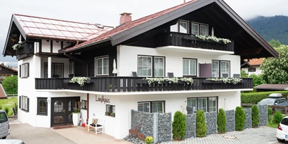Wanderurlaub - Allgäu - Der Gerberhof besteht aus zwei Häusern dem Haupt- und Landhaus die miteinander verbunden sind. Hoher Wohnkomfort erwartet Sie in den Zimmern mit allem, was dazugehört. Unsere Zimmer verfügen über Balkon oder Terrasse. - Hotel Garni Gerberhof Adults only 15 plus