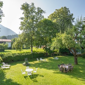 Wanderhotel: Garten mit Bergblick, Sonnenterrasse zum Frühstücken - Geldernhaus ***S Hotel garni