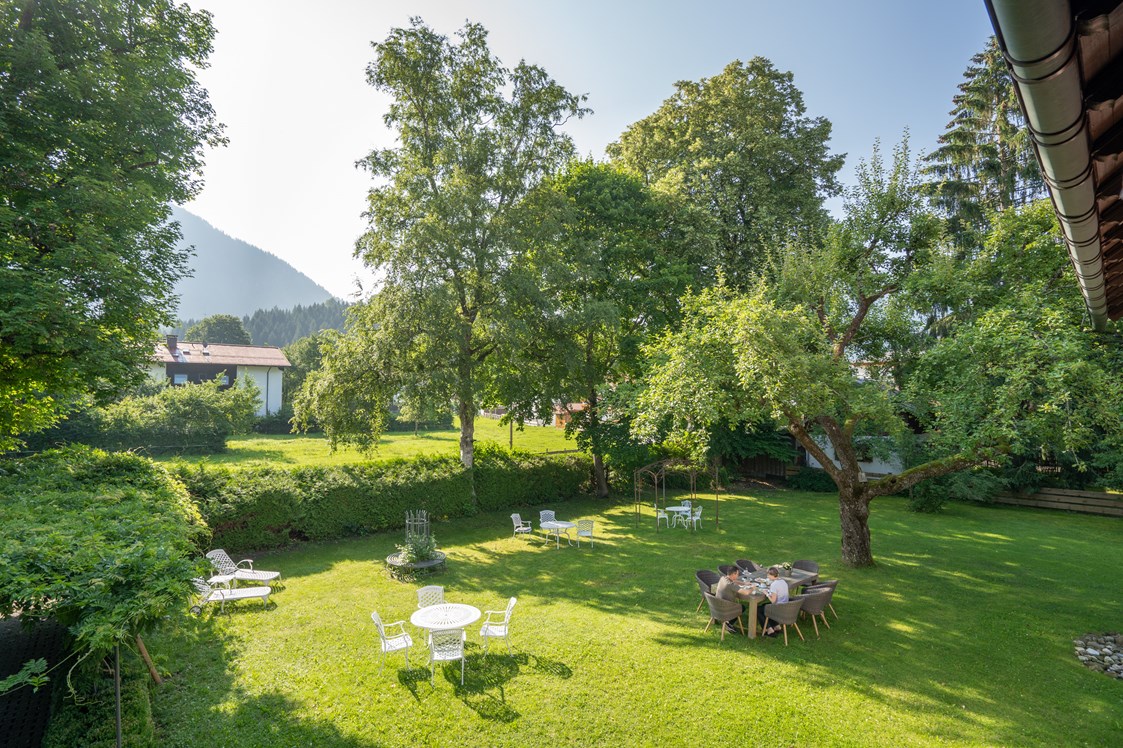 Wanderhotel: Garten mit Bergblick, Sonnenterrasse zum Frühstücken - Geldernhaus ***S Hotel garni
