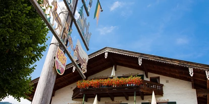 Wanderurlaub - Fahrstuhl - Bayern - Hotel mit Maibaum - Hotel Ruhpoldinger Hof
