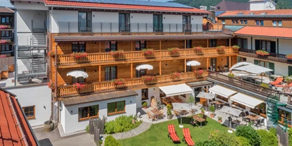 Wanderurlaub - Fahrstuhl - Bayern - Innenhof - Hotel Ruhpoldinger Hof