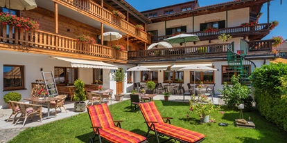 Wanderurlaub - Fahrstuhl - Bayern - Innenhof Liegewiese - Hotel Ruhpoldinger Hof