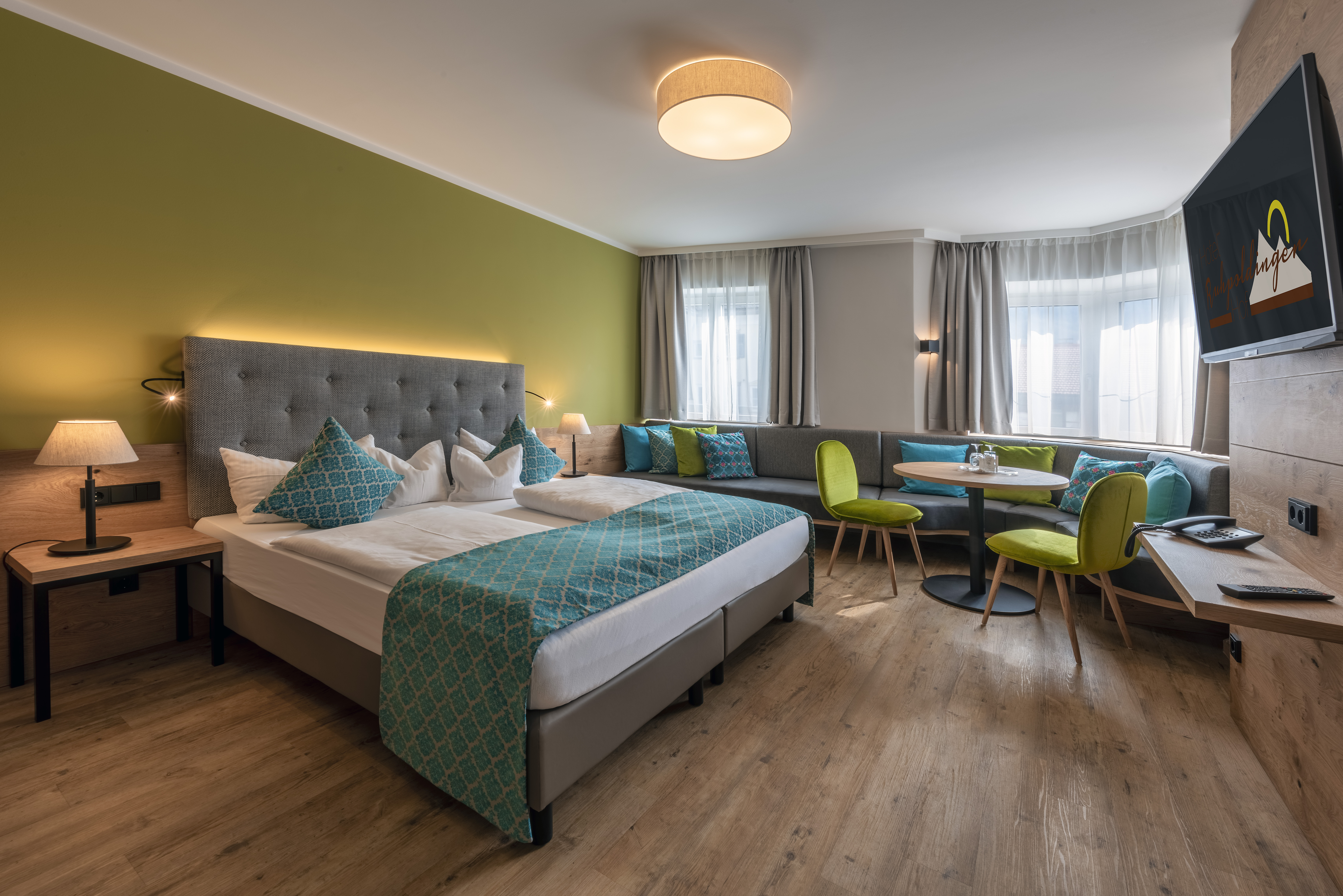 Wanderhotel: Suite Maibaum Schlafzimmer mit Sitzecke - Hotel Ruhpoldinger Hof