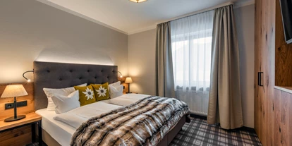 Wanderurlaub - Fahrstuhl - Bayern - Suite Taubensee Schlafraum - Hotel Ruhpoldinger Hof
