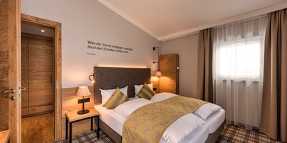 Wanderurlaub - Fahrstuhl - Bayern - Suite Superior Schlafzimmer mit direktem Zugang zur Terrasse im 3.Stock - Hotel Ruhpoldinger Hof