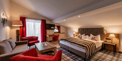 Wanderurlaub - Fahrstuhl - Bayern - Suite Weitsee Wohn und Schlafraum - Hotel Ruhpoldinger Hof