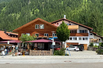 Wanderhotel: Bergsteiger-Hotel "Grüner Hut" am hinteren Dorfplatz in Hinterstein. - Bergsteiger-Hotel "Grüner Hut"