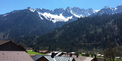 Wanderurlaub - Allgäu - Blick auf die Pfannenhölzer - Bergsteiger-Hotel "Grüner Hut"