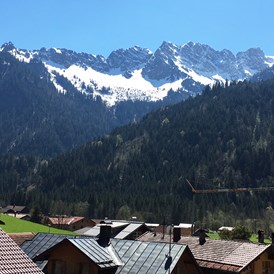 Wanderhotel: Blick auf die Pfannenhölzer - Bergsteiger-Hotel "Grüner Hut"