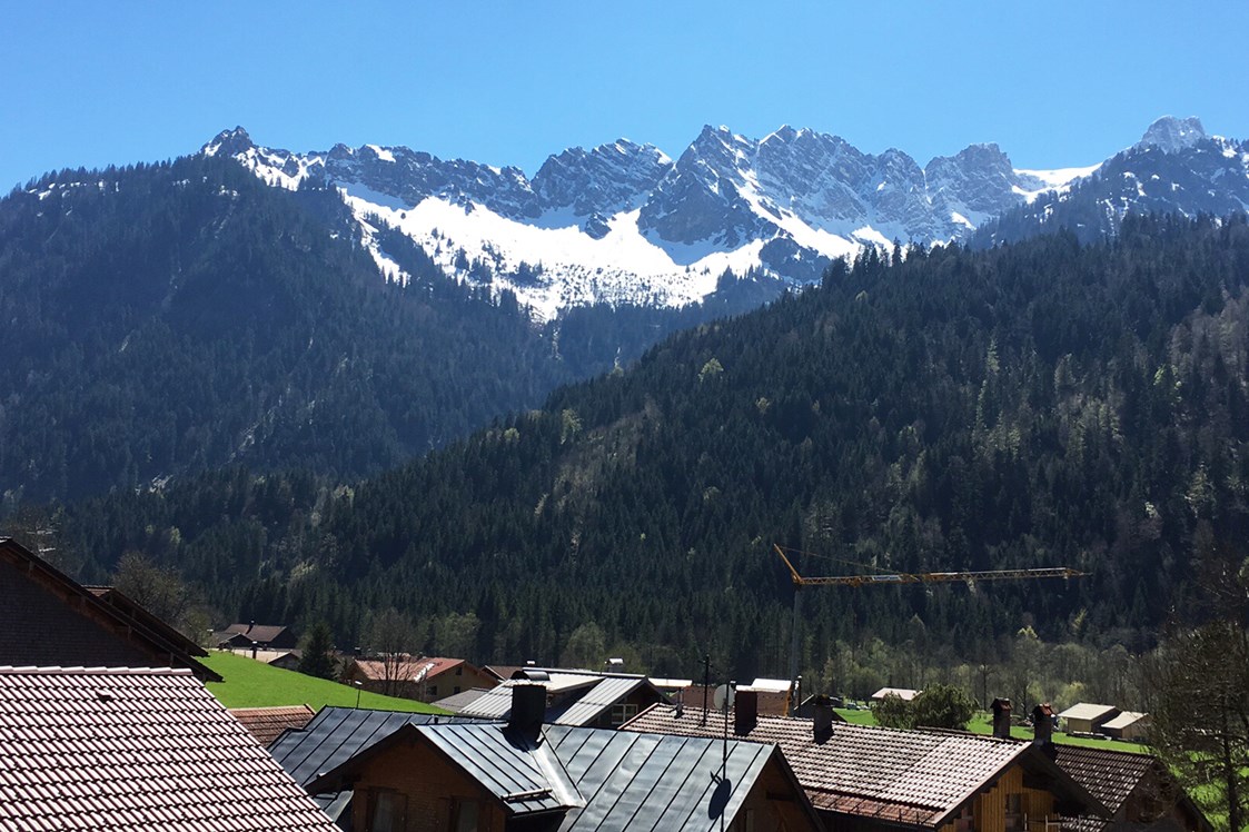 Wanderhotel: Blick auf die Pfannenhölzer - Bergsteiger-Hotel "Grüner Hut"