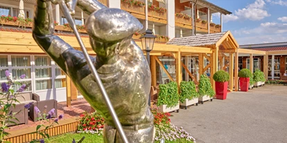 Wanderurlaub - Fahrstuhl - Bayern - Hoteleingang Hartls Parkhotel - Hartls Parkhotel Bad Griesbach