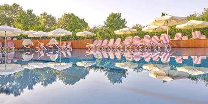 Wanderurlaub - Fahrstuhl - Bayern - Aussenpool - Hartls Parkhotel Bad Griesbach