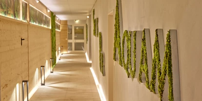 Wanderurlaub - Fahrstuhl - Bayern - Zugang Thermenlandschaft - Hartls Parkhotel Bad Griesbach