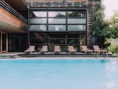 Wanderurlaub - Fahrstuhl - Naturhotel Chesa Valisa Quellwasserpool im Sommer - Das Naturhotel Chesa Valisa****s