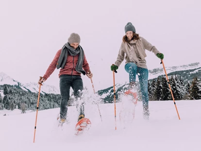 Wanderurlaub - Fahrstuhl - Naturhotel Chesa Valisa Schneeschuhwandern vom Hotel aus - Das Naturhotel Chesa Valisa****s