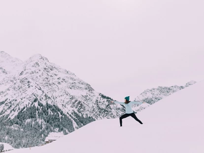 Wanderurlaub - Fahrstuhl - Winter-Yoga im Naturhotel - Das Naturhotel Chesa Valisa****s