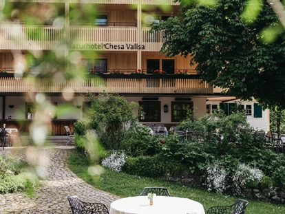Wanderurlaub - Fahrstuhl - Terrasse mit neuer Fassade - Das Naturhotel Chesa Valisa****s