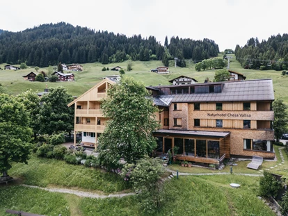 Wanderurlaub - Fahrstuhl - Stammhaus - neue Außenfassade - Das Naturhotel Chesa Valisa****s