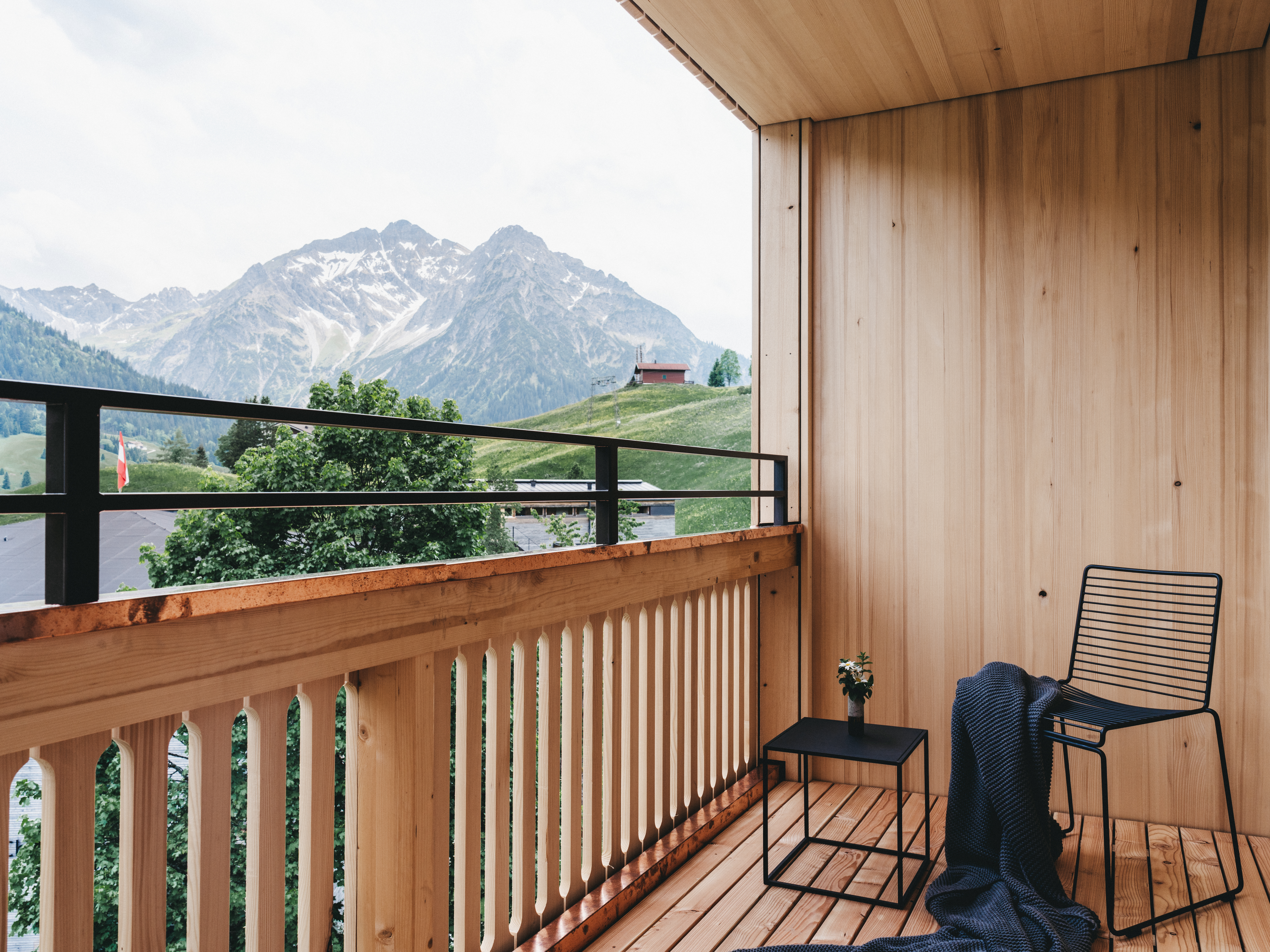 Wanderhotel: Balkon mit Bergblick - Das Naturhotel Chesa Valisa****s