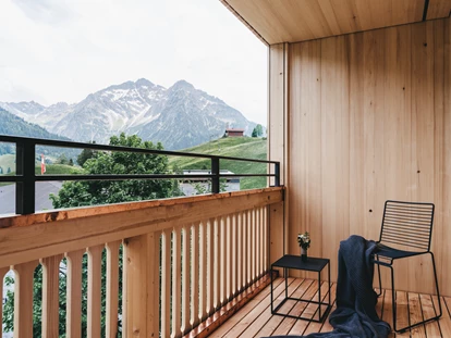 Wanderurlaub - Fahrstuhl - Balkon mit Bergblick - Das Naturhotel Chesa Valisa****s
