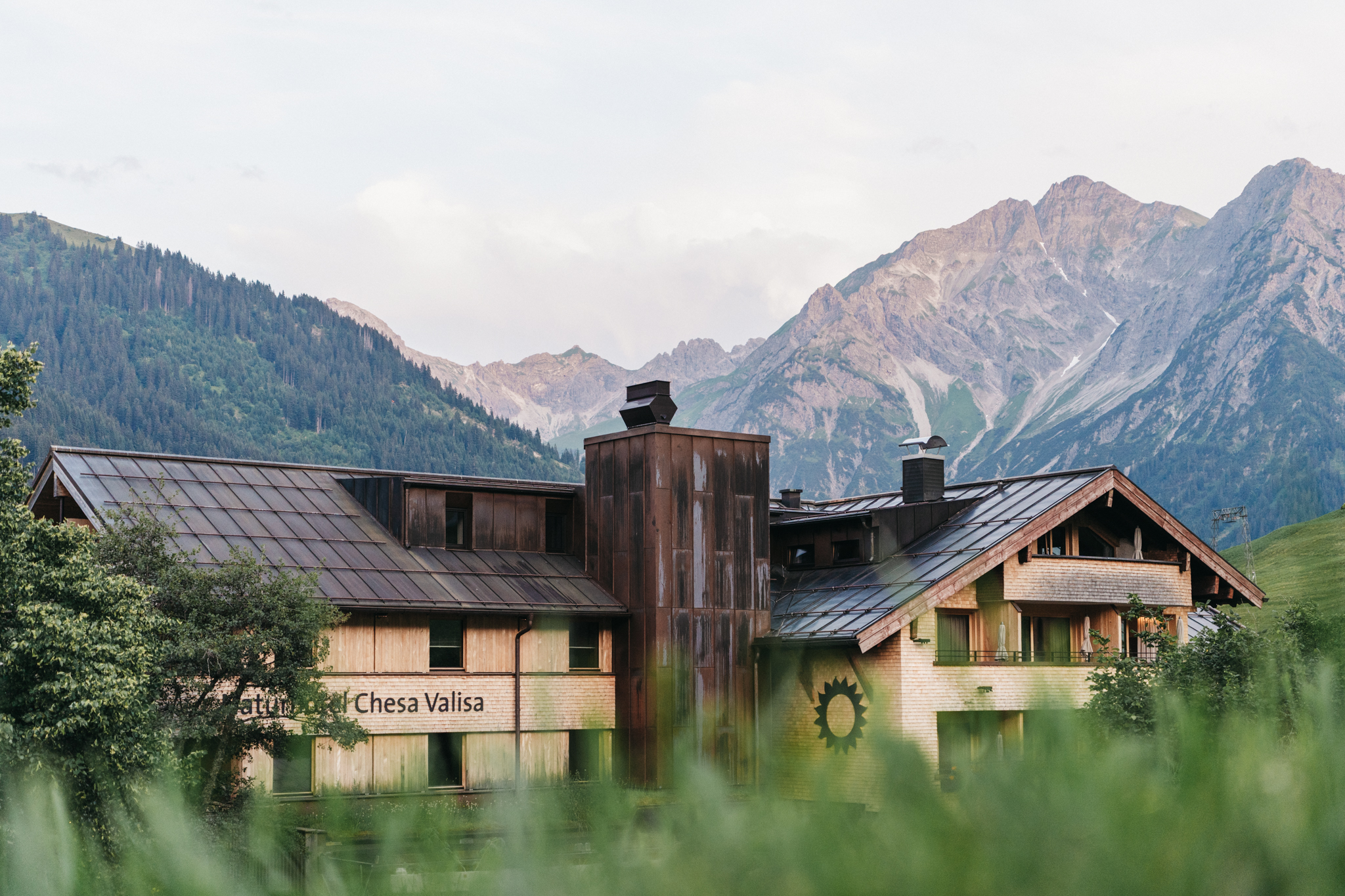 Wanderurlaub - Rückseite Stammhaus mit Bergblick - Das Naturhotel Chesa Valisa****s