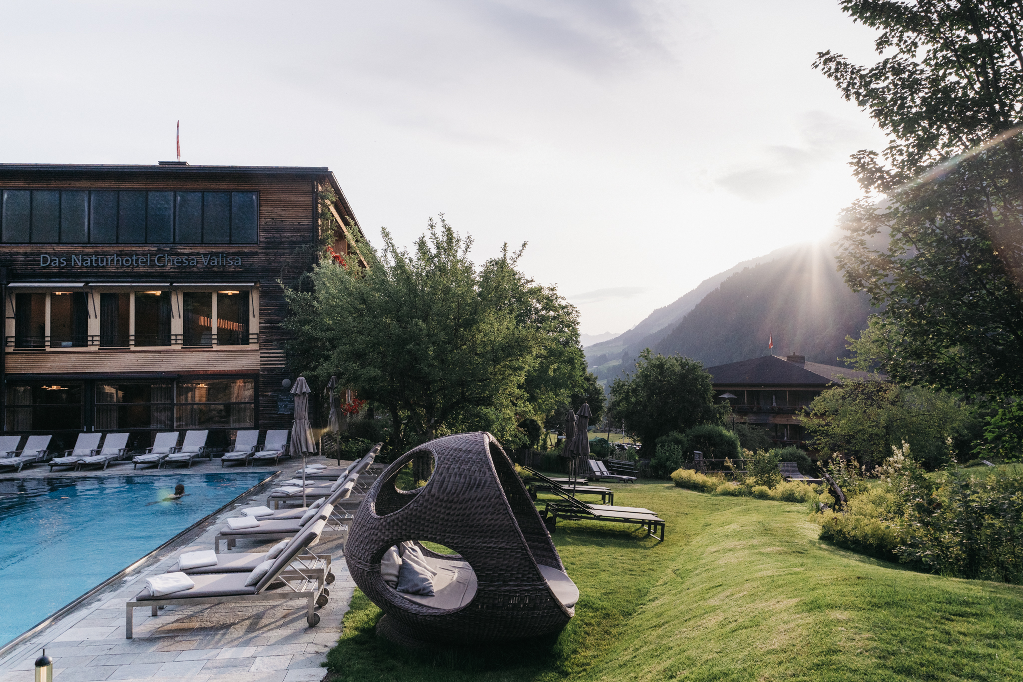 Wanderurlaub - Poolbereich mit Morgensonne - Das Naturhotel Chesa Valisa****s