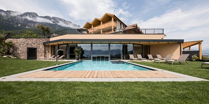 Wanderurlaub - Pools: Infinity Pool - Südtirol - 4 Sterne Hotel Kaltern am See mit Panorama und Wellness - Bike und Wander-Urlaub am Bade See Kalterns - Hotel Torgglhof