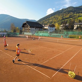 Wanderhotel: hauseigene Tennisplätze - Hotel GUT Trattlerhof & Chalets****