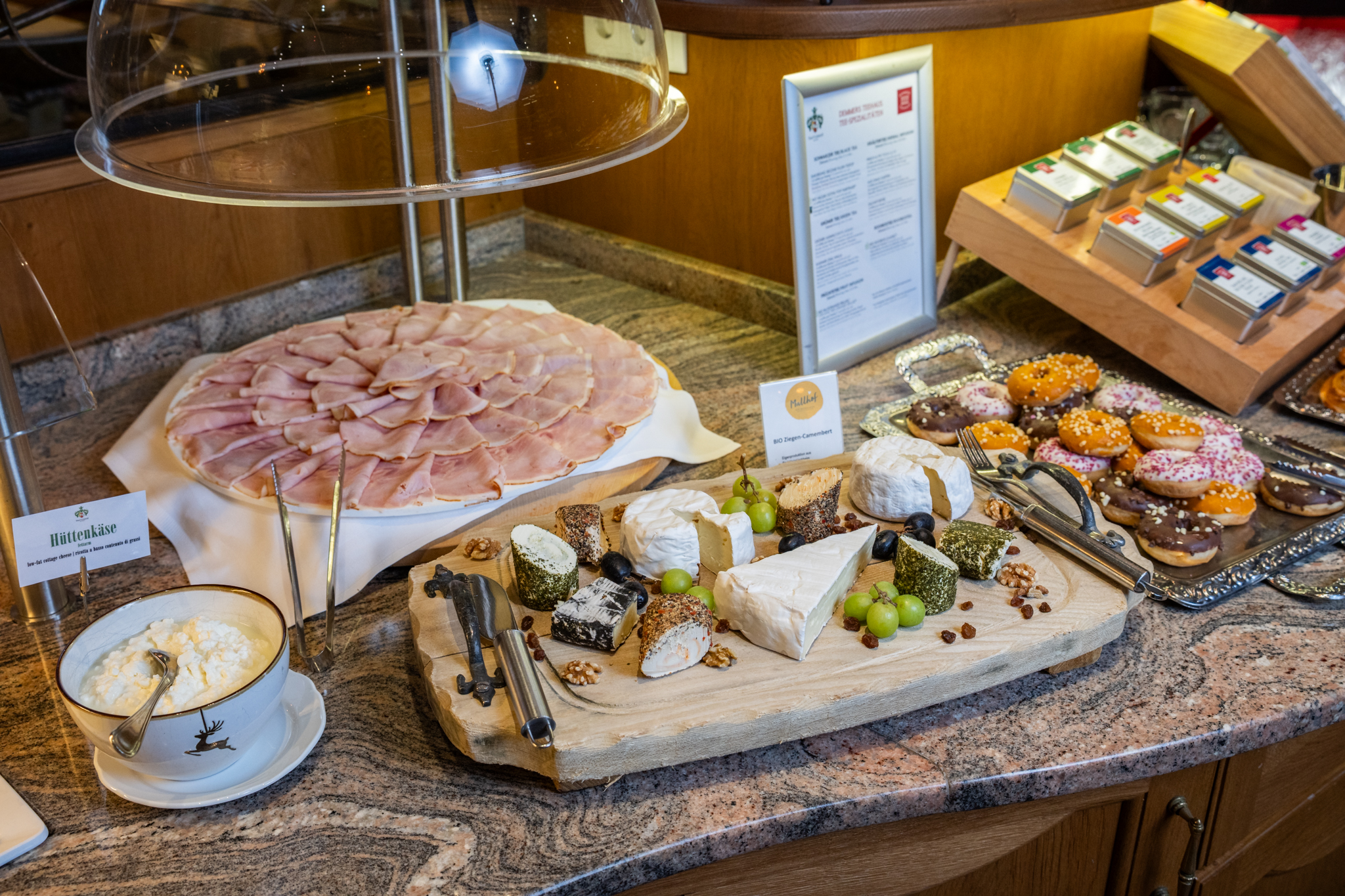 Wanderhotel: reichhaltiges Fürhstücksbuffet - Hotel GUT Trattlerhof & Chalets****S