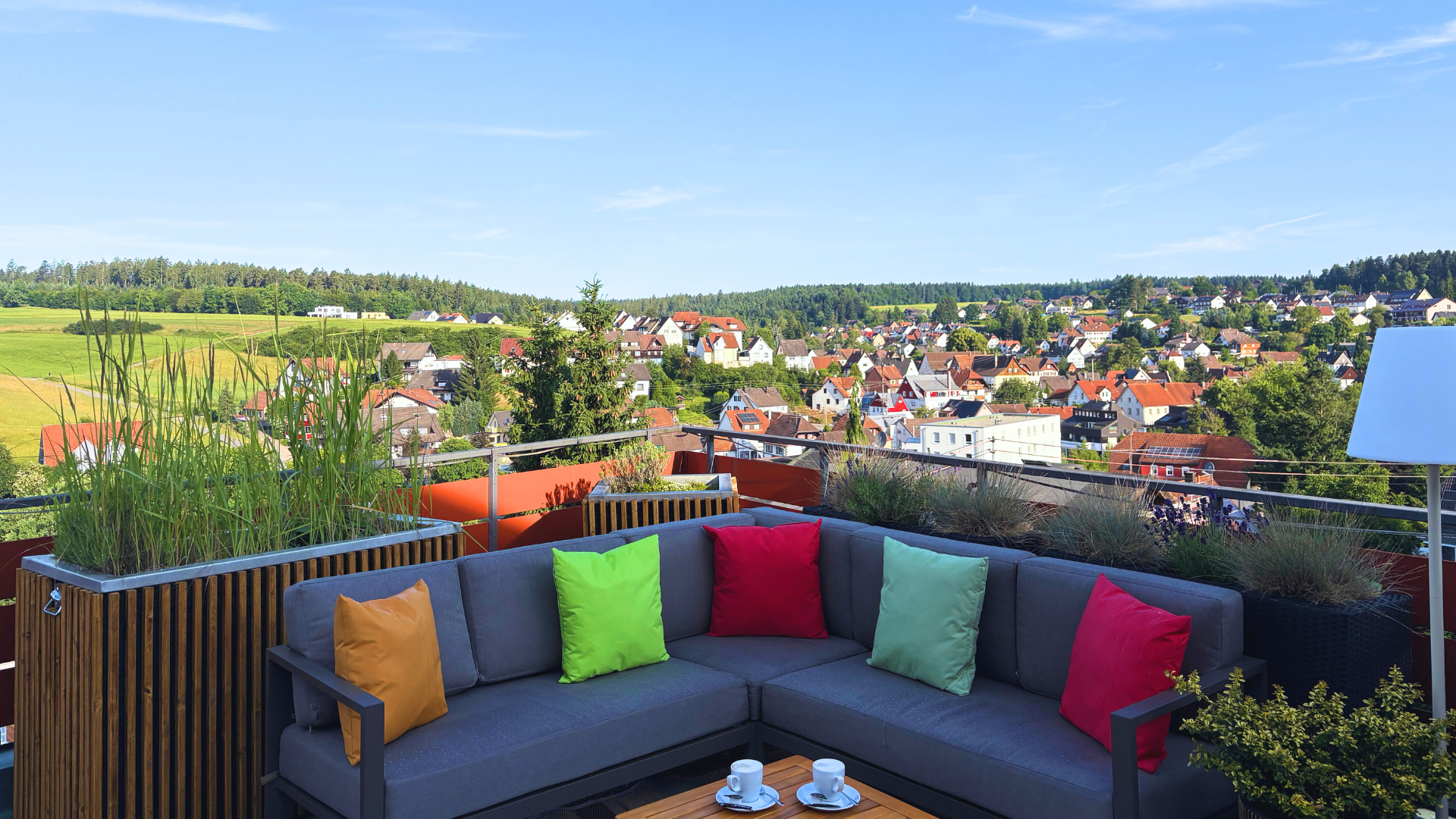 Wanderhotel: Dachterrasse mit Panoramablick auf Ortschaft - Hotel-Resort Waldachtal