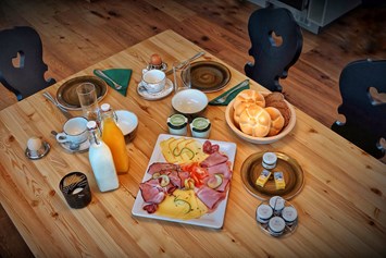 Wanderhotel: Frühstücks-Service direkt ins Chalet - Trattlers Hof-Chalets