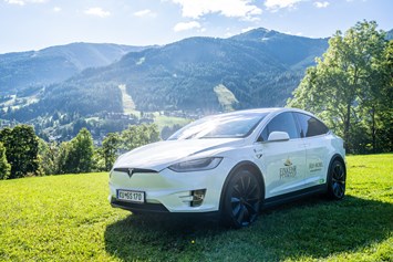 Wanderhotel: Hauseigener Tesla X100D Verleih - Trattlers Hof-Chalets