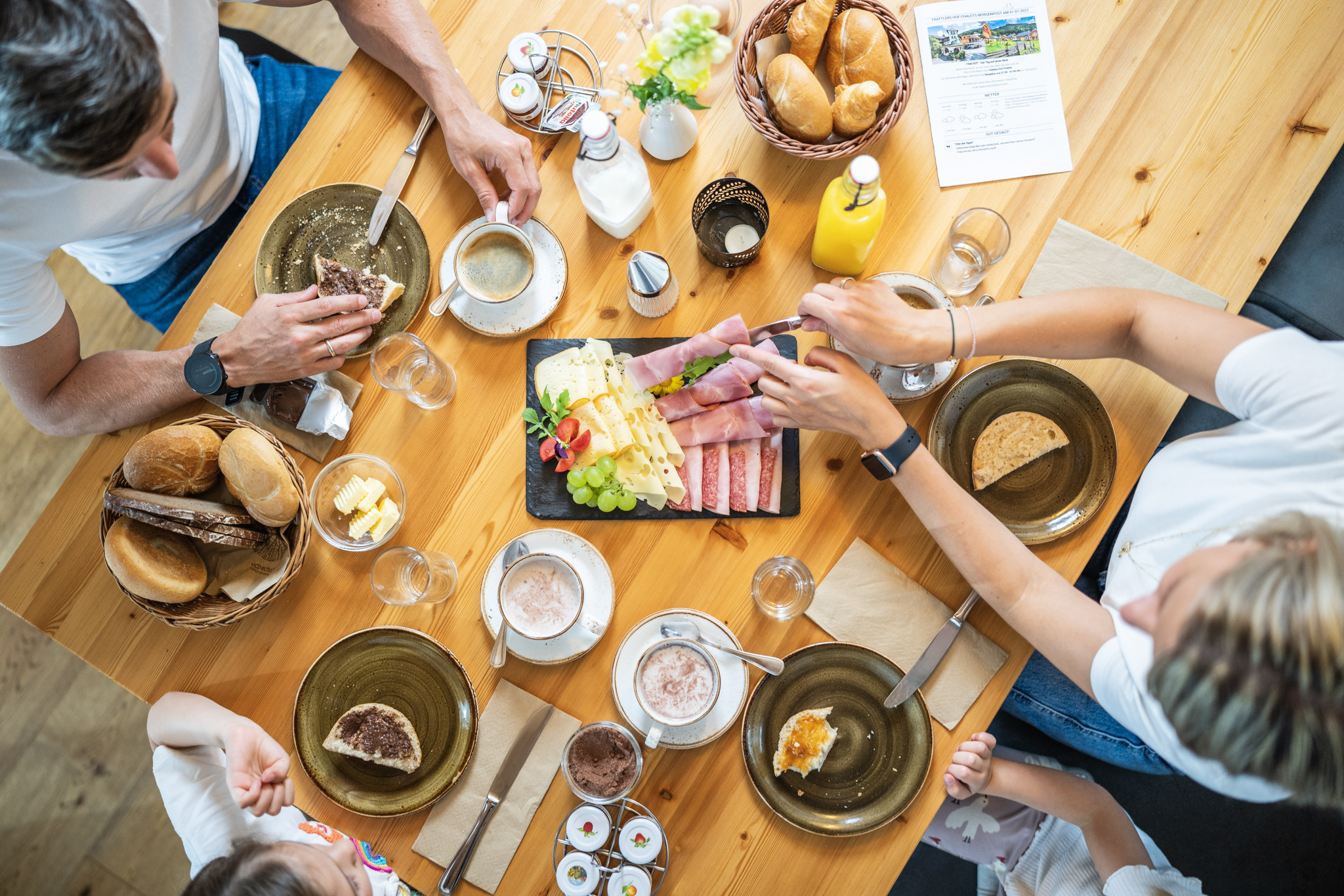 Wanderhotel: Frühstück im Chalet - Trattlers Hof-Chalets