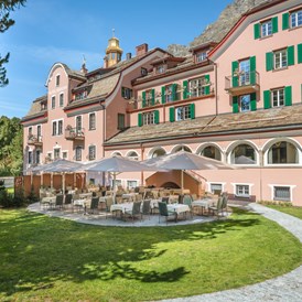 Wanderhotel: Grosszügiger Hotelpark mit mächtigen Bäumen und einer Sonnenterrasse - Parkhotel Margna