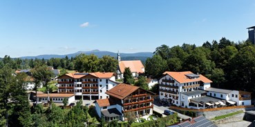 Wanderurlaub - Ostbayern - Das Panoramahotel Grobauer besteht aus drei Gebäuden, die alle direkt miteinander verbunden sind. 
Die schöne Südlage bietet einen herrlichen Panoramablick über den Bayerischen Wald. - Panoramahotel Grobauer