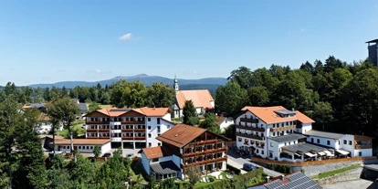 Wanderurlaub - Fahrstuhl - Bayern - Das Panoramahotel Grobauer besteht aus drei Gebäuden, die alle direkt miteinander verbunden sind. 
Die schöne Südlage bietet einen herrlichen Panoramablick über den Bayerischen Wald. - Panoramahotel Grobauer