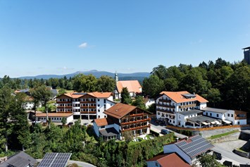Wanderhotel: Das Panoramahotel Grobauer besteht aus drei Gebäuden, die alle direkt miteinander verbunden sind. 
Die schöne Südlage bietet einen herrlichen Panoramablick über den Bayerischen Wald. - Panoramahotel Grobauer