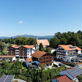 Wanderhotel: Das Panoramahotel Grobauer besteht aus drei Gebäuden, die alle direkt miteinander verbunden sind. 
Die schöne Südlage bietet einen herrlichen Panoramablick über den Bayerischen Wald. - Panoramahotel Grobauer