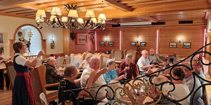Wanderurlaub - Fahrstuhl - Bayern - Hotel Hochriegel - Wandernadelverleihung - Hotel & Residence Hochriegel