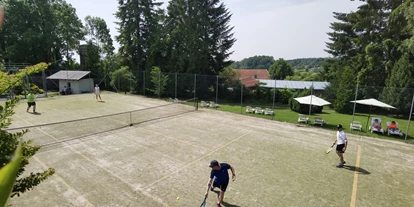 Wanderurlaub - Fahrstuhl - Bayern - Tennisplatz (jeden Montag Tennisschnupperkurs mit dem Juniorchef Sebastian) - Hotel & Residence Hochriegel
