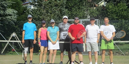 Wanderurlaub - Fahrstuhl - Bayern - Tennisturnier auf dem hauseigenen Tennisplatz (jeden Montag Tennisschnupperkurs) - Hotel & Residence Hochriegel