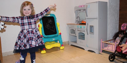 Wanderurlaub - Fahrstuhl - Bayern - Lilly im Kinderspielzimmer  - Hotel & Residence Hochriegel