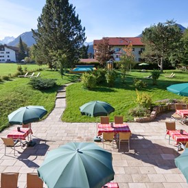 Wanderhotel: Terrasse mit Blick in die Berge - Hotel garni Kappeler Haus