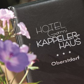 Wanderhotel: Detailfoto mit Blumen und Karte - Hotel garni Kappeler Haus