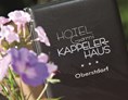 Wanderhotel: Detailfoto mit Blumen und Karte - Hotel garni Kappeler Haus