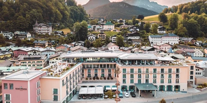 Wanderurlaub - Fahrstuhl - Bayern - Hotel: Außenansicht mit schöner Aussicht auf den Platz. - Hotel Edelweiss-Berchtesgaden